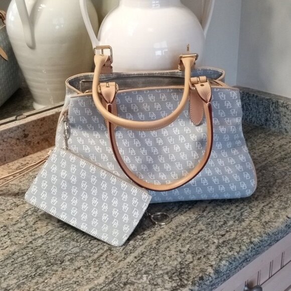 Dooney & Bourke Signature Buckle Satchel Tote w/wristlet. - Picture 9 of 16